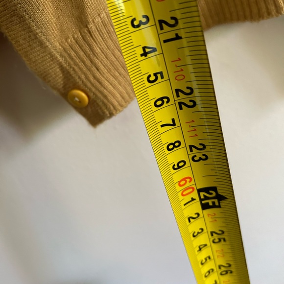 Beautiful hand knit with crocheted detail women's cardigan and size medium. - Picture 7 of 7